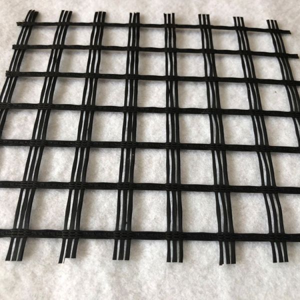 Quality Biaxial Warp Fiberglass Geogrid Roll Length 50m-100m Mesh Size 25mm X 25mm For Soil Separation And Reinforcement for sale