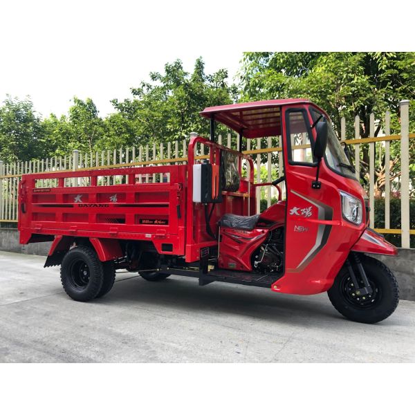 Open Body Type 2021 DAYANG 250cc Semi Cabin Cargo Tricycle 300cc Red Color Power Engine