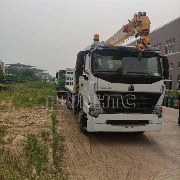 Buy cheap Customized heavy duty hydraulic folding boom crane mounted truck from wholesalers