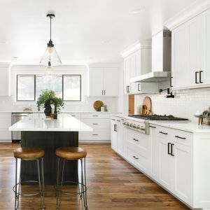 China High End Solid Wood Pantry Kitchen Cabinet Custom Shaker Style on sale