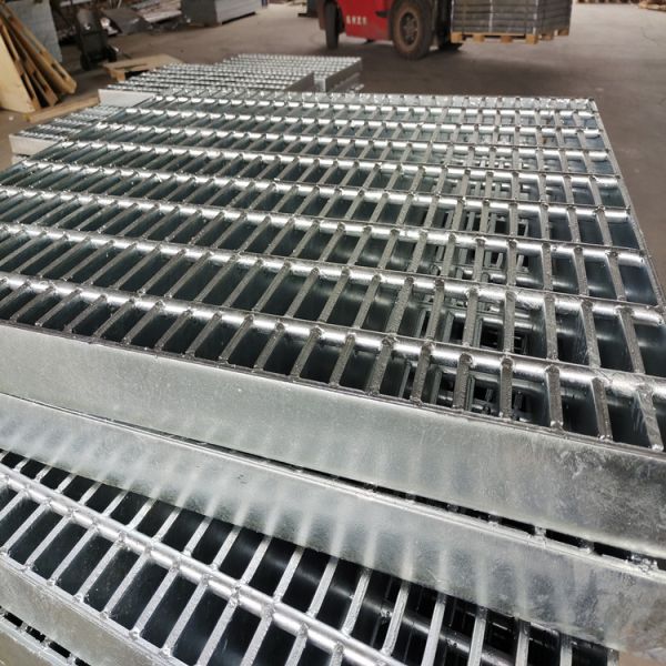 Quality Park Carbon Steel Strip Hot Dip Galvanized Grating Gutter Cover for sale