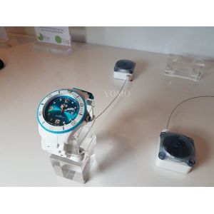 Alarmed Snapper With Watch Strap Clamp For Smartwatch Display