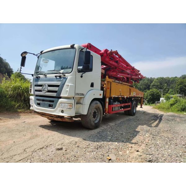 Quality 37M Used Concrete Pump Truck with Vibrating Amplitude of 2.6mm and Flexible Operation for sale