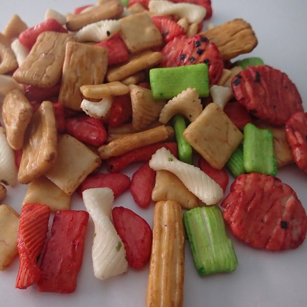 Quality OEM Japanese Rice Crackers Semi Soft Japanese Sesame Crackers for sale