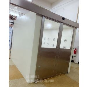 Air shower lock room with automatically sliding door system